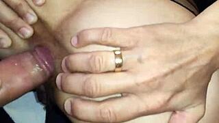 पति की बीवी को उसके तीन दोस्तों ने अलग-अलग चोदा