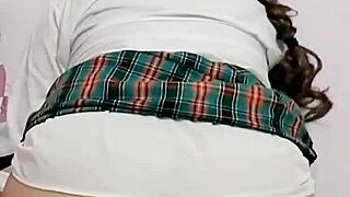 Morra de escuela se masturba con CHOCHITO MOJADO después de clases. ¡Qué rico CULO!