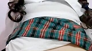 Morra de escuela se masturba con CHOCHITO MOJADO después de clases. ¡Qué rico CULO!