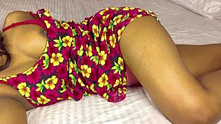 इंडियन देसी लड़की अपनी टाइट वर्जिन चूत को वाइल्ड एक्शन में एक्सप्लोर करती है