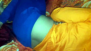 टीचर स्टूडेंट को घर बुलाती है लेकिन अंत में उसे जोर से चोदती है