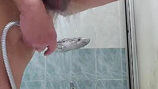 Je Me Branle et Prends Plaisir Sous la Pomme de Douche