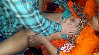 टीचर स्टूडेंट को घर बुलाती है लेकिन अंत में उसे जोर से चोदती है