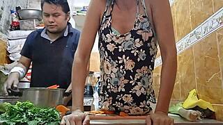 un dos tres, cooking tutorial turns into carrot munching and surprise banging! 😋