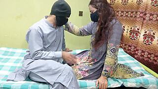 बहब्राह रफ डॉगीस्टाइल चूत पाउंडिंग के लिए झुकी हुई खड़ी है