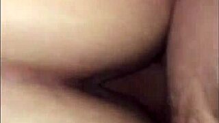 स्लट्टी वाइफ हार्ड लंड पर बार-बार नट्स बस्टी करती है