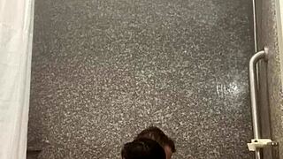 बार्बी ने शावर में मोटे लंड को घुटनों पर चूसा