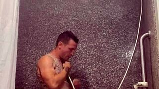 बार्बी ने शावर में मोटे लंड को घुटनों पर चूसा