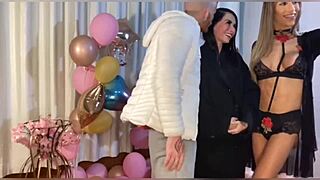 बैड मेली पलोमा वेइगा को ऑल-नाइट वेट चूत पाउंडिंग के लिए गिफ्ट