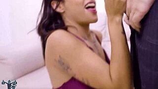 ये हॉट ब्रूनेट लेडी बिग कॉक स्लैम के लिए झुकती है