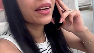 follando a linda flaca culona mientras habla por teléfono con el cuernudo de su pobre novio