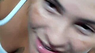 Chupei o pau do cara que est� fazendo uns bicos aqui em casa fiquei com tes�o mas lembrei que t� sem camisinha. Ele me comeu gostoso.