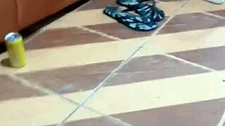 Chupei o pau do cara que est� fazendo uns bicos aqui em casa fiquei com tes�o mas lembrei que t� sem camisinha. Ele me comeu gostoso.