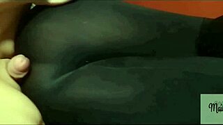 Mi amiga pasa la noche en casa con leggings ajustados. ¡Al fin me deja grabar su culo!