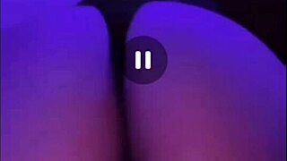 Mi amiga pasa la noche en casa con leggings ajustados. ¡Al fin me deja grabar su culo!