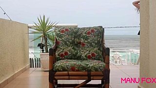 Manu fox flagrada se masturbando em casa em frente a praia