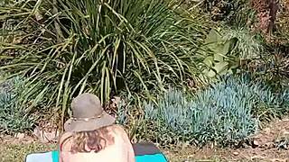 मेच्योर ब्लॉन्ड कूगर बेंट ओवर होममेड गार्डन सीन में शेव्ड चूत दिखाती है