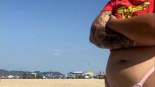 Fiz tatuagem na praia e mostrei minha buceta ao cara excitado