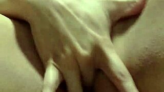 llegué muy cansada del trabajo y me dan ganas de masturbarme hasta hacerme venir a chorros 😏