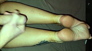 this hot stepmom offers a special foot fetish with fingering and her big ass 😍