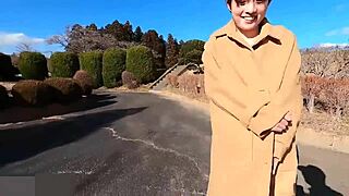 Japanese teen beauty masturbates in car