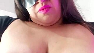 tia latina colombiana con cameltoe gigante se masturba para sobrino