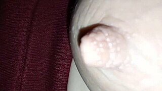 Bagno di latte dal capezzolo gigante