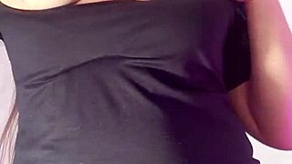 tia latina colombiana con cameltoe gigante se masturba para sobrino