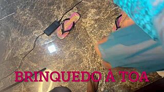 tirando a virgindade do cuzinho da amiga gostosa, mas ela num deixou botar tudo no red...