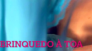 tirando a virgindade do cuzinho da amiga gostosa, mas ela num deixou botar tudo no red...