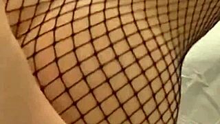 Hermoso coño with gordos labios moans during creampie