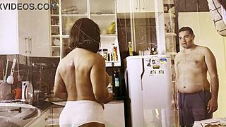 cozinhando e metendo com a jovem 18+ curvada em doggystyle