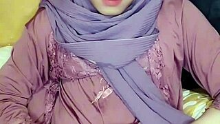 Crossdress Hijab Solo Play Hints at Forbidden Asian Desire