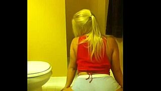 look at this hot amateur blonde shaking big ass on webcam