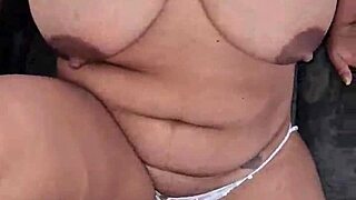 अपनी बीवी के साथ इंटिमेट मोमेंट्स, उसकी गंद चोदना और उंगली करना