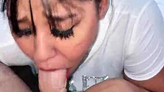 अपनी बीवी के साथ इंटिमेट मोमेंट्स, उसकी गंद चोदना और उंगली करना