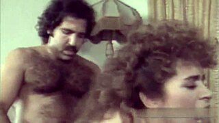 विंटेज ब्रिटिश मिल्फ क्लासिक चार्म के साथ क्रीमी फिनिश में इंडल्ज करती है