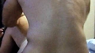 doble penetracion a mi esposa, escuchando sus gemidos tan ricos. me emociona ver su placer intenso.