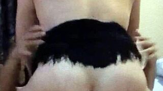 doble penetracion a mi esposa, escuchando sus gemidos tan ricos. me emociona ver su placer intenso.