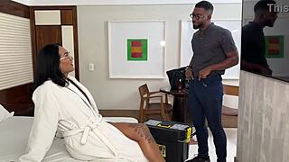 O técnico do motel entrou no meu quarto pra consertar a tv e acabei levando 23cm no rabo