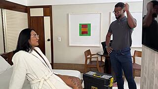 O técnico do motel entrou no meu quarto pra consertar a tv e acabei levando 23cm no rabo