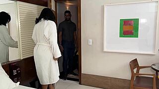 O técnico do motel entrou no meu quarto pra consertar a tv e acabei levando 23cm no rabo