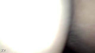 Gostosa do rabão feels pleasure sitting on all fours.