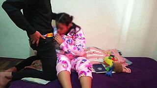 Tengo una hermanastra puta que siempre quiere chuparme la polla