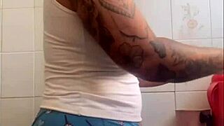 eu quero carinho na xereca 😏 flashing big pussy for some fun