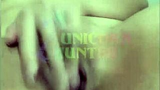 Esfregando a bucetinha, resolvi dedar o cuzinho também. This Brazilian curvy young amateur teases solo in bedroom