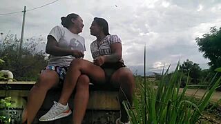 doing oral sex in the park with this hot latina amateur, big ass bouncing 😏🍑