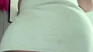 Maestra enseña como rasurarse in the bathroom with big ass bbw milf stripping lingerie and teasing curvy tits 😏🛁