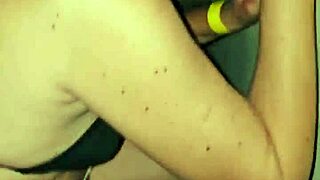 Quer chupar um pau grande no glory hole?