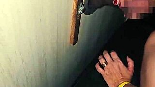 Quer chupar um pau grande no glory hole?